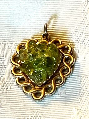 ✨ Vintage Vibe Green Crystal Chip Heart Pendant ✨